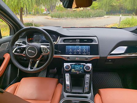 Интерьер Jaguar I-PACE, салон jaguar i pace, jaguar i pace обзор, панель Ягуар Ай Пейс