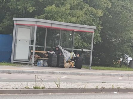 Две украинские беженки живут под открытым небом в Варшаве