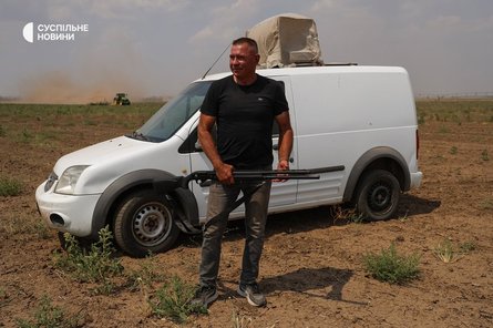 Фермер Олександр Гордієнко захищає врожай за допомогою рушниці