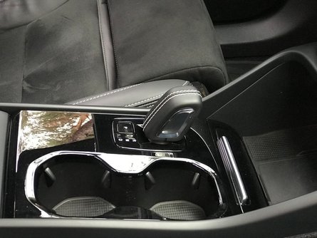 Электрический кроссовер Volvo XC40 Recharge, салон Вольво ХС40 Recharg, интерьер электрического Вольво ХС40 Ричардж, центральная консоль с рычагом и подстаканники