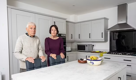 Скандал с новостройкой в Великобритании, Пенсионеры Джон и Лиз Притчард из города Веллингтон, застройщик Bovis Homes