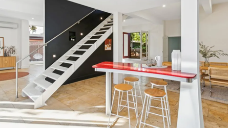 Продажа недвижимости в Австралии, трамвайная станция превратилась в уютный дом, продажа недвижимости