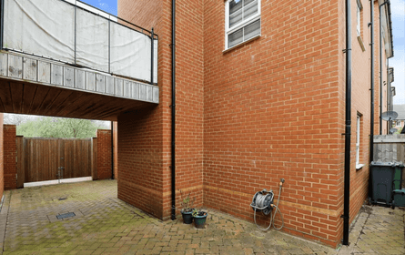 Будинок із незвичайним дизайном, незвичайний будинок, будинок із трьома спальнями, продаж будинку, купівля нерухомості, недорогий будинок, будинок на острові, будинок із балконом