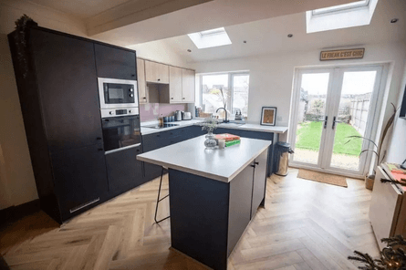 Женщина купила заброшенный дом, ремонт своими руками, реконструкция дома, выгодная сделка, купили недвижимость, дом мечты,