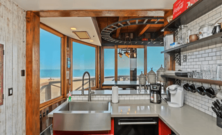 Башня Сансет Бич