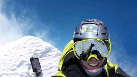 Фотография Марко Конфортолы на Лхоцзе, которая якобы является поддельной