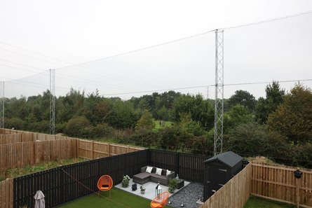 Скандал с соседями, ссора, неприятности, гольф-клуб, сетка, двор