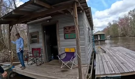 Подружжя переїхало з міста в будинок на болоті, будинок на воді, будинок на болоті, навколо алігатори, далеко від цивілізації, немає ресторанів