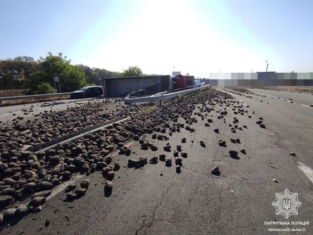 дтп, трасса одесса-киев, перевернулась фура