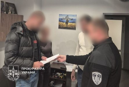 В Киеве двум полицейским сообщили о подозрении