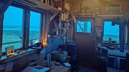 Один на острове, самая уединенная работа, орнитолог, наблюдение за птицами, один дом на острове, вдали от цивилизации