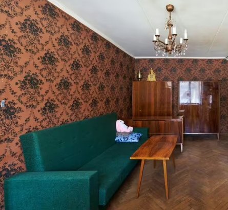 Продаж будинку ускладненим темними шпалерами з великими рисунком