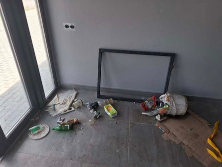 После погрома на Водной арене разбросан мусор