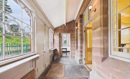 Викторианскую железнодорожную станцию переделали в семейный дом и впервые за долгие годы выставили на продажу