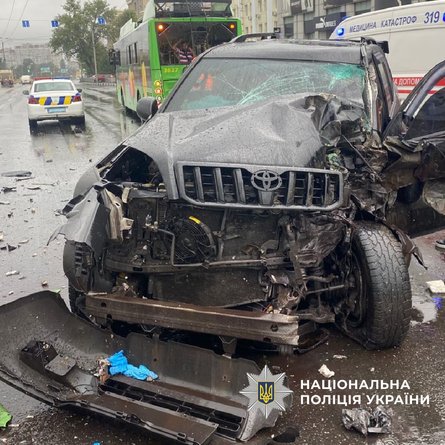 Toyota Prado після ДТП у Харкові з тролейбуслом і автобусом