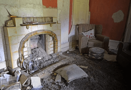 Покинутий особняк в Уельсі, маєток, особняк, дім, старовинні листи, записки, занедбана будівля, застигло в часі