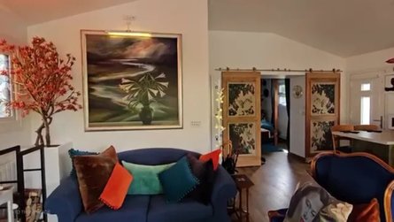 Женщина живет в небольшом доме на воде рядом с секретным островом в Великобритании