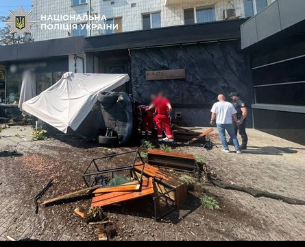 Один из автомобилей перевернулся