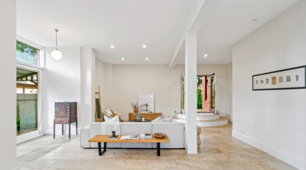 Продажа недвижимости в Австралии, трамвайная станция превратилась в уютный дом, продажа недвижимости