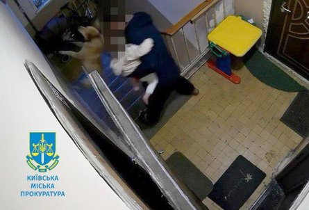 побиття собаки, побиття собаки у Києві, жорстоке поводження з тваринами, собаку кинули зі сходів