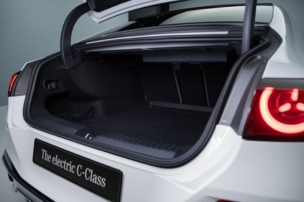 Об'єм багажника седана складає 470 л