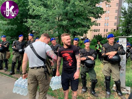 Свастики и Гитлер на акции в поддержку задержанных членов "Нацкорпуса"