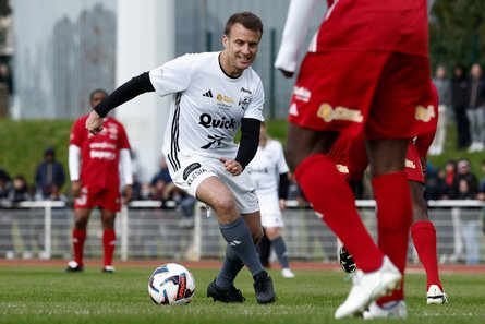 Эмманюэль Макрон, Президент Франции, Макрон играет в футбол, Макрон футбольный матч