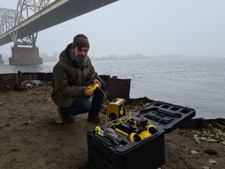 подводный дрон, планшет управления, беспилотник, подводный беспилотник