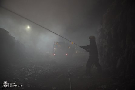 В Закарпатской области горит мусорная свалка