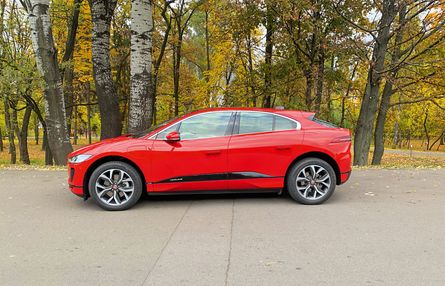 экстерьер Jaguar I-PACE вид сбоку, внешность Ягуар i pace, jaguar i pace 2021, ягуар электромобиль кроссовер i pace