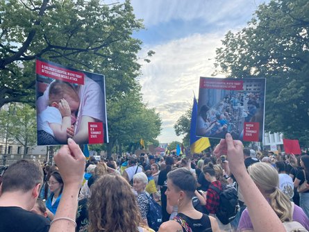 Обстріл Охматдита, мітинг, протест, РФ, українці, Берлін