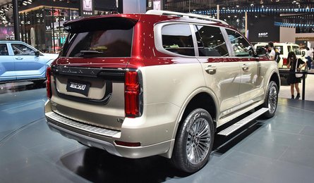 китайский внедорожник, вид сзади и сбоку, автосалон в Китае, двухцветная окраска