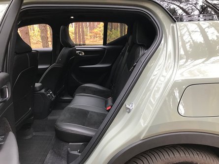 Электрический кроссовер Volvo XC40 Recharge, салон Вольво ХС40 Recharg, интерьер электрического Вольво ХС40 Ричардж, задний ряд сидений