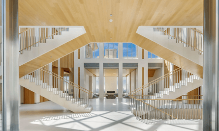 Центральный атриум дома Прицкеров с двойными лестницами и панорамными окнами