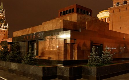 ТРЕТИЙ ПО СЧЕТУ. Последний и ныне действующий вариант мавзолея Ленина. Автором всех проектов был архитектор Алексей Щусев