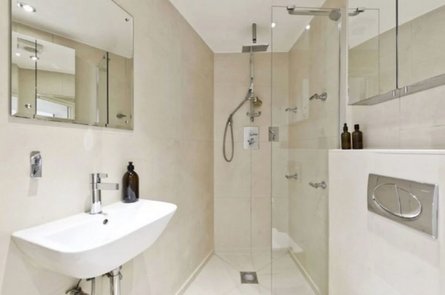 Дуже вузький будинок у Великій Британії, вузький будинок, фасад будинку, дороге житло, дорогі квартири, гарний район, квартира, житло