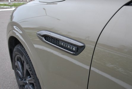 3,3-литровую версию выдают надписи Inline 6 на крыльях