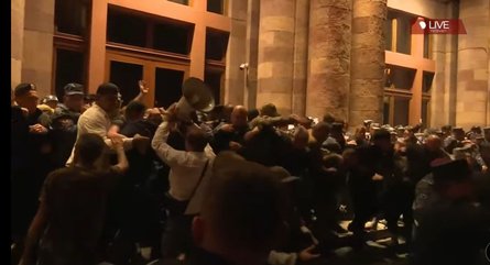 Єреван, Карабах, Арцах, війна Азербайджану проти Вірменії, акція протесту, будівля уряду, Нікол Пашинян