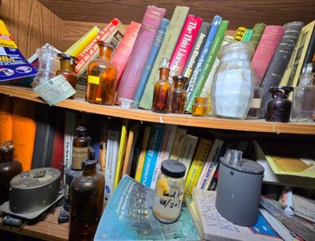 Находка в Британии, старый дом, книги, полки