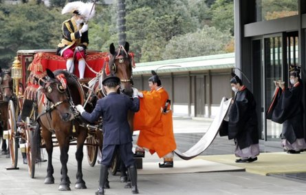 Принц Акисино покидает императорский дворец