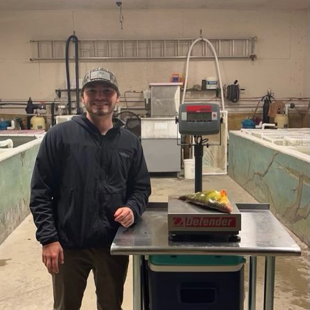 Рыбалка, удочка, спининг, желтый окунь, рекорд штата, улов, рыбак, редкая рыба, озеро, поймал на удочку, дикая природа,