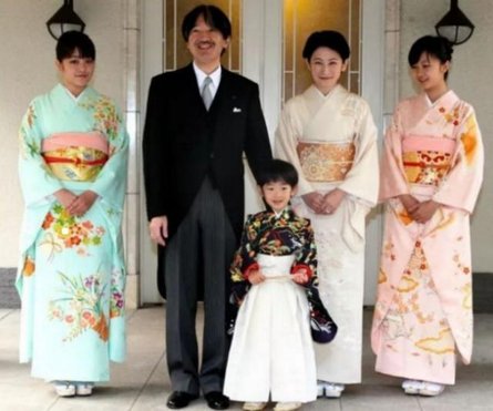 Принц Акисино с семьей