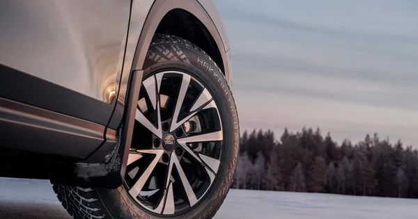 Зимові шини Nokian Hakkapeliitta 01 оснастили висувними шипами — відео