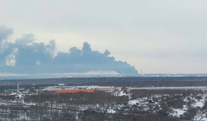 РФ масово атакували БПЛА: горять НПС у Нижньогородській області та підприємство в Самарській (відео)