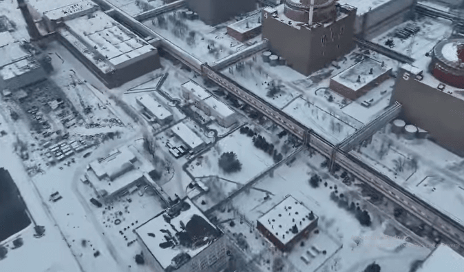 "Стоят возле ядерных реакторов": РФ превратила ЗАЭС в военный полигон (видео)