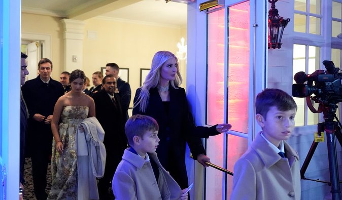 Иванка Трамп с семьей прилетела на инаугурацию отца (фото)