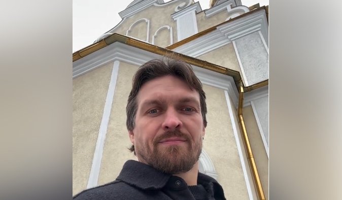 Усик 7 января поздравил украинцев с Рождеством: как боксер отреагировал на критику (видео)