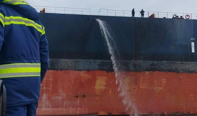 Росіяни атакували в Одесі два цивільні судна: є поранені (фото)