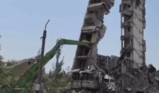 Заметают следы преступлений: россияне сносят разрушенные дома в Авдеевке (видео)