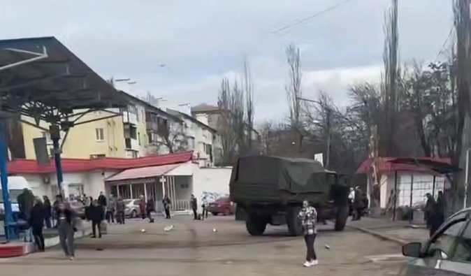 В Донецьку п'яні російські окупанти врізалися у натовп з людьми: є загиблі